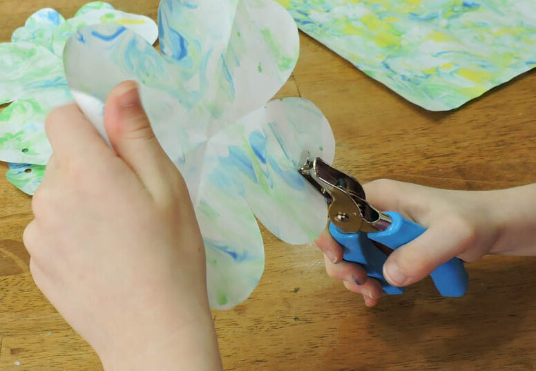 Making marbleized four leaf clovers is a quick and easy art project for preschool, kindergarten, or elementary school students. This DIY craft is a perfect St. Patrick’s Day activity to pair with your classroom leprechaun activities as you celebrate the famous Irish holiday.